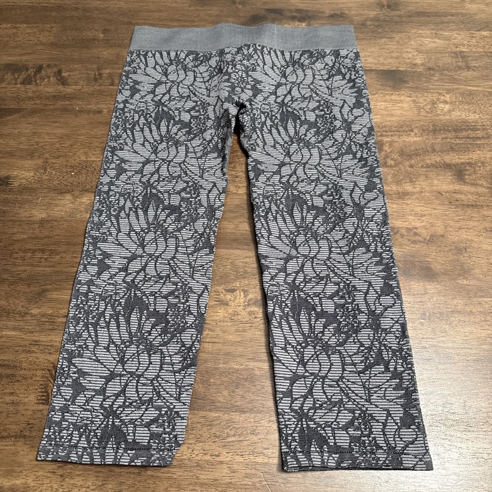 FABLETICS Women's Athleisure Capri Yoga Gray Floral Leggings Medium NWOT